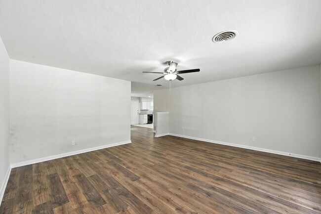 Foto del edificio - Immaculate 4-Bedroom Remodel in the Heart ...