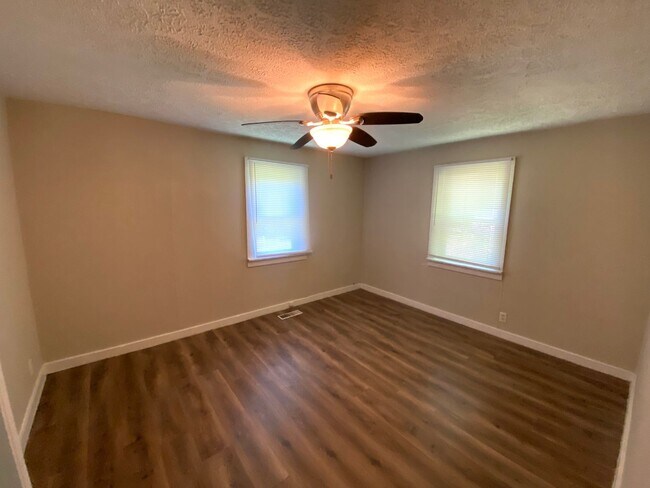 Building Photo - Charming 2 Bedroom, 1 Bathroom Home in Peo...