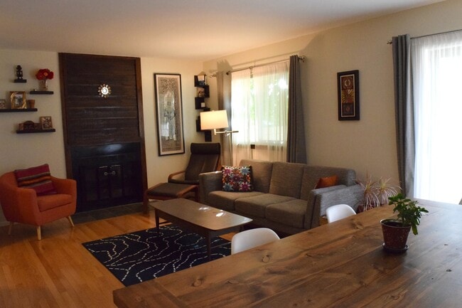 Building Photo - 3B/2.5B Updated Lafayette End-Unit Townhou...