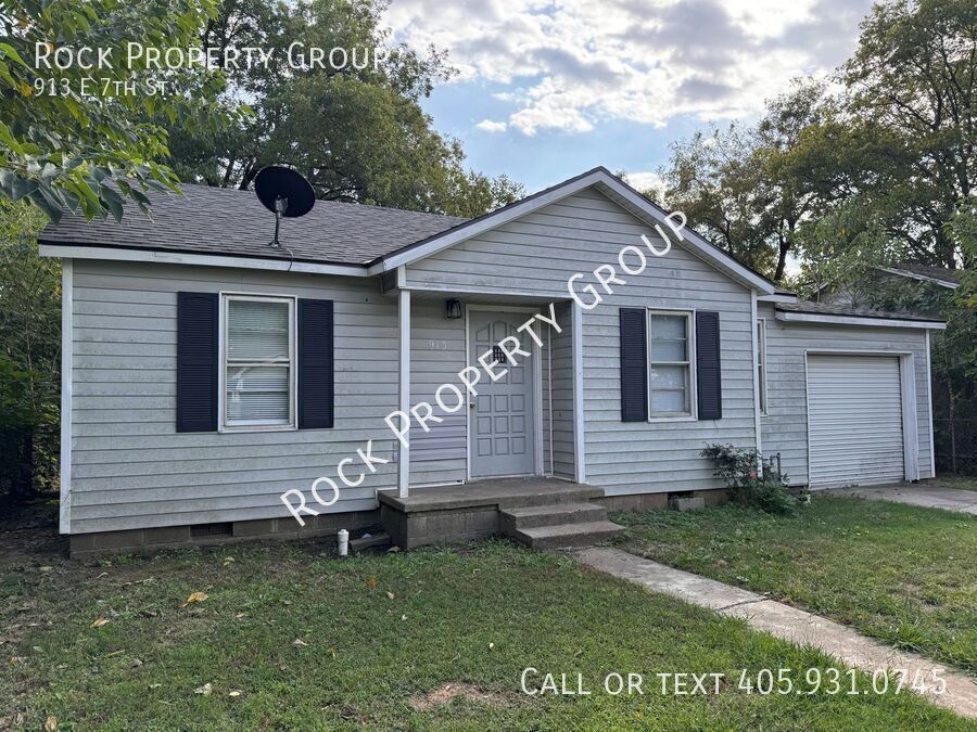 Primary Photo - 2 Bedroom 1 Bathroom Home with 1 Car Garag...