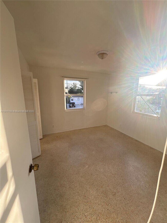 Foto del edificio - 739 SW 9th St