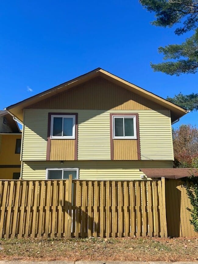 Building Photo - NICE WELL MAINTAINED TOWNHOME