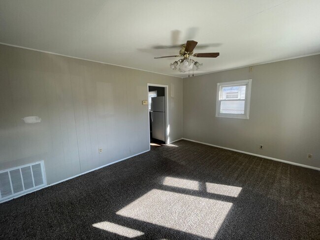 Foto del edificio - Fresh Paint, New Carpet, Three Bedroom