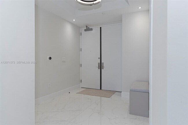 Foto del edificio - 100 South Pointe Dr