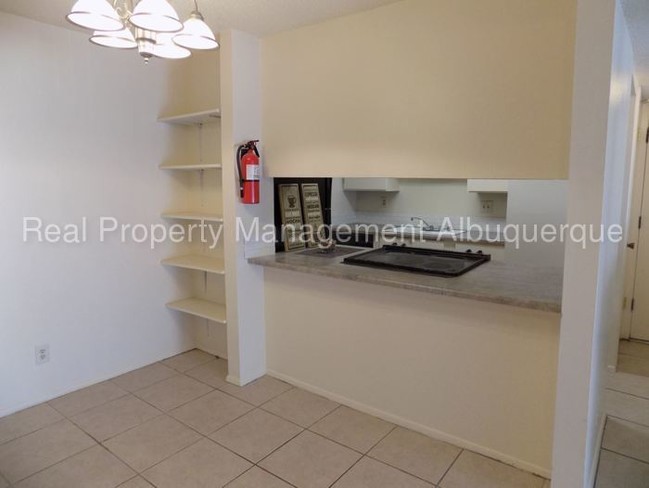 Building Photo - Large NE Heights 1 Bd in Gated Community!