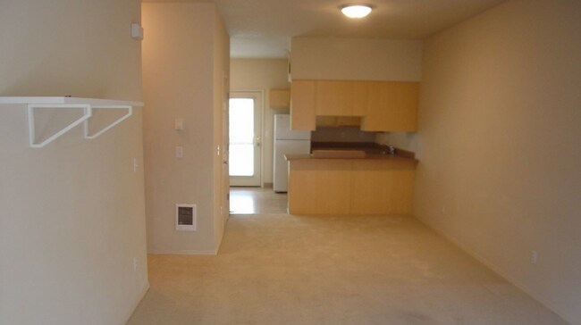 Building Photo - Location Location Location ~2 Bedroom 2.5 ...