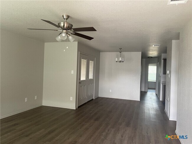 Building Photo - 547 Lost Trl