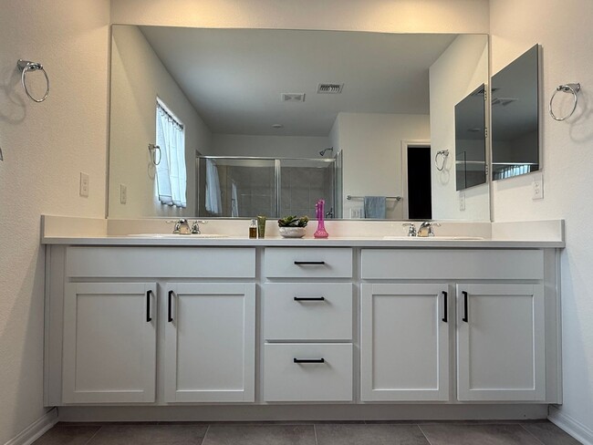 Foto del edificio - Brand new Southwest 3 bedrooms 2.5 bathrooms