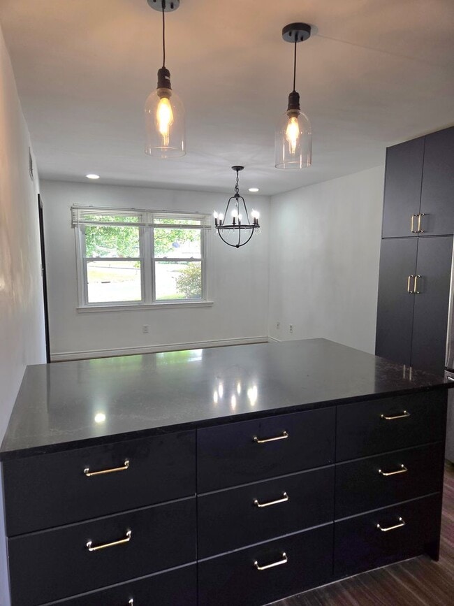 Building Photo - Spacious Five Bedroom