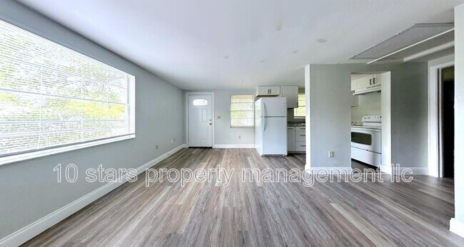 Building Photo - 6121 Montana Avenue - 1
