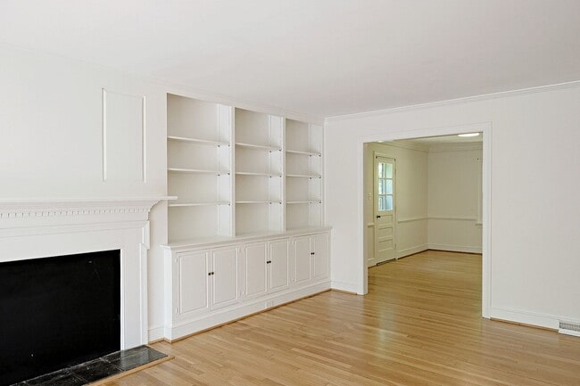 Building Photo - Move-in Ready & Pet-Friendly Rental Near Shops at Stonefield