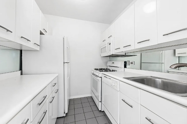 Building Photo - 345 E 80th St