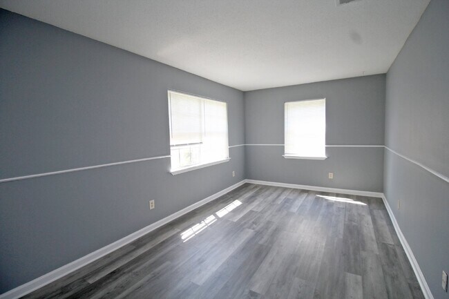Building Photo - Pet friendly, updated apartment in Northea...