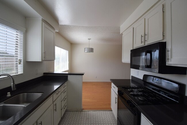 Foto del edificio - 4930 Whitsett Ave