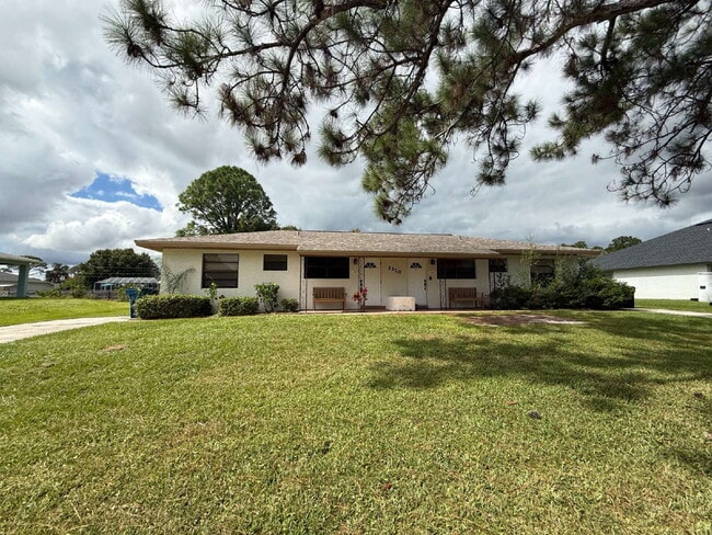 Building Photo - Cozy 2 bedroom duplex with screened patio