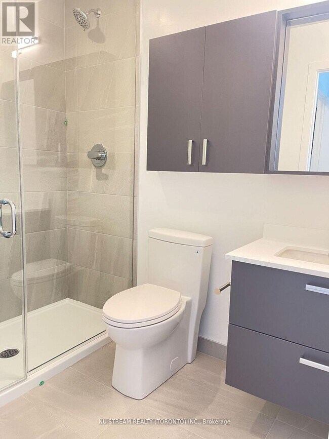 Photo du bâtiment - 50 Upper Mall Wy