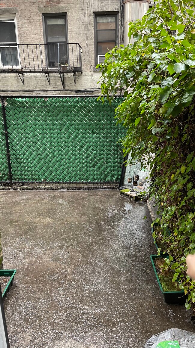 patio interior - 215 E 88th St