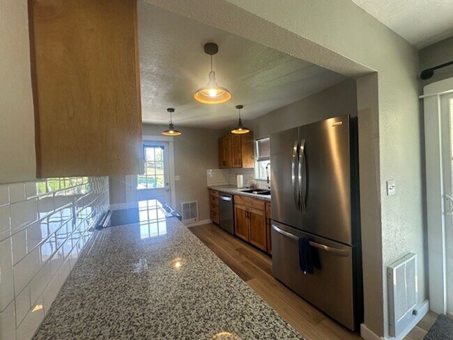 Foto del edificio - Newly Remodeled 3 Bedroom / 2 Bathroom in NE Madras