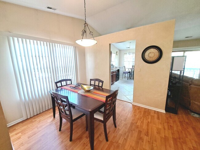 Foto del edificio - 216 Stoneybrook Ln