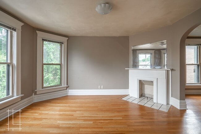 Building Photo - 207 W Hubbard Ave