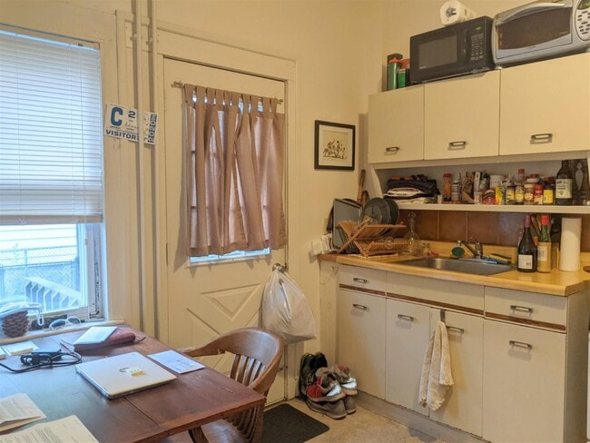 Building Photo - 2 Evergreen Sq