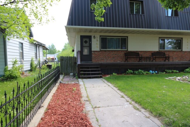 Foto del edificio - UTILITIES INCLUDED! Large 3 bed/ 1.5 bath ...