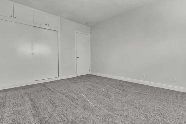 Building Photo - Royal Park Apartments