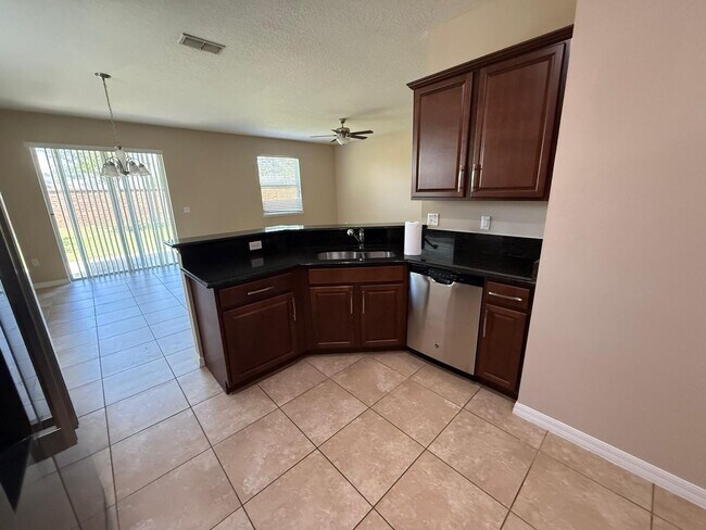 Building Photo - Beautiful 3 bedroom, 2.5 bath recently renovated townhouse in Winter Garden