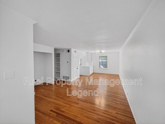 Foto del edificio - 4944 N Hall St