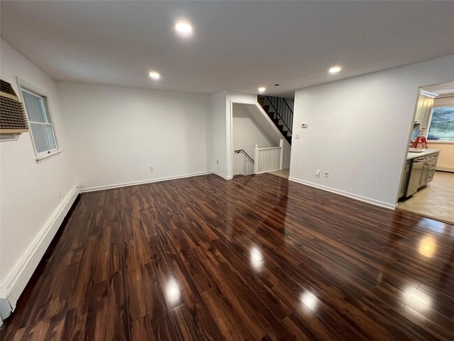 Building Photo - 30 Roundtree Ct