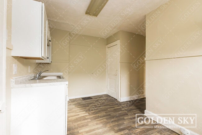 Building Photo - 2937 N Kenwood Ave