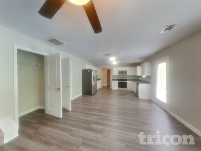 Foto del edificio - 325 Nutwood Trce