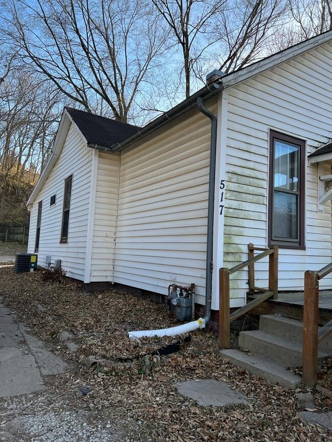 Building Photo - 517 W Graham Ave
