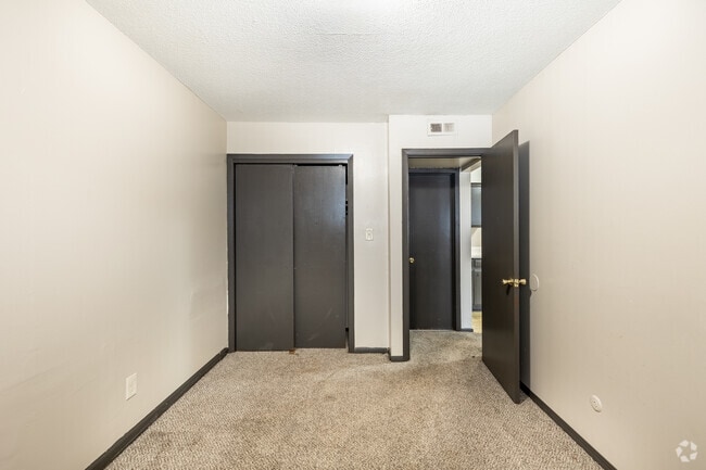 1BR, 1BA - 420SF - Bedroom - Biscayne Apartments