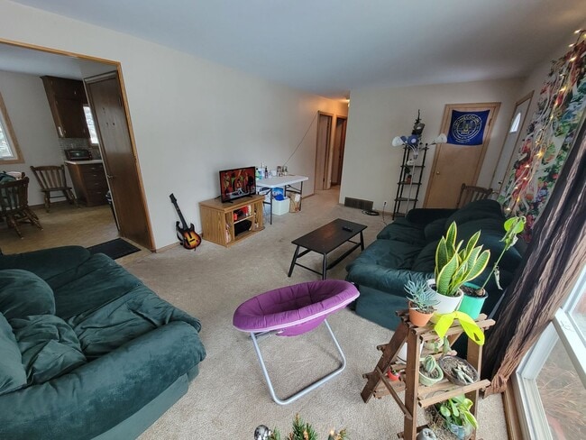 Building Photo - AVAILABLE JUNE - Nice 5 Bed 2 Bath Near Campus w/ OSP & Huge Yard