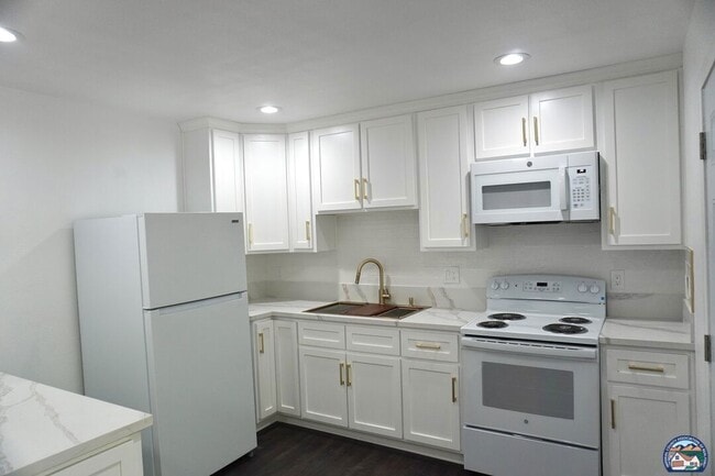 Building Photo - 696 Yucca Dr