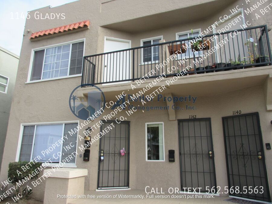 Foto principal - 2 story 3 bed, 2 bath w/tiled floors & inc...