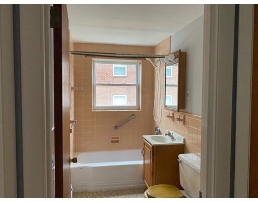 Building Photo - 39 Montvale Ave