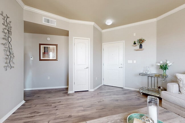 Ingrese al estilo con este espacio de estar bellamente adornado, una combinación perfecta de sofisticación y comodidad. - Las Mananitas Apartments