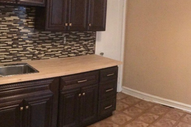 Kitchen - Sink and Counter - 7536 Walnut Ln