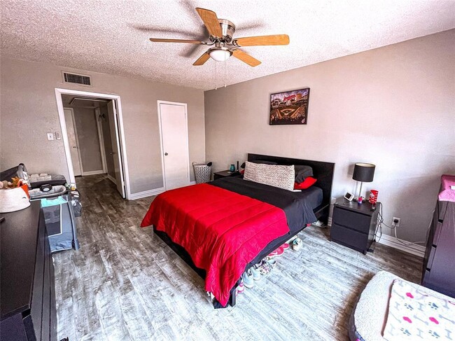Building Photo - 6016 Westridge Ln