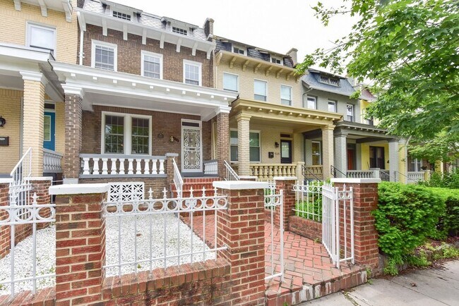 Foto del edificio - Picturesque Row Home in Petworth + Parking!