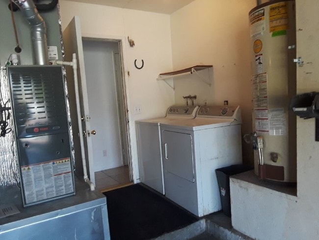 Garage/washer dryer - 47800 Madison St