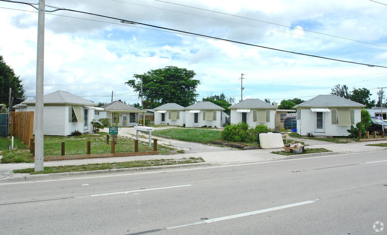 Primary Photo - 2843 Forest Hill Blvd