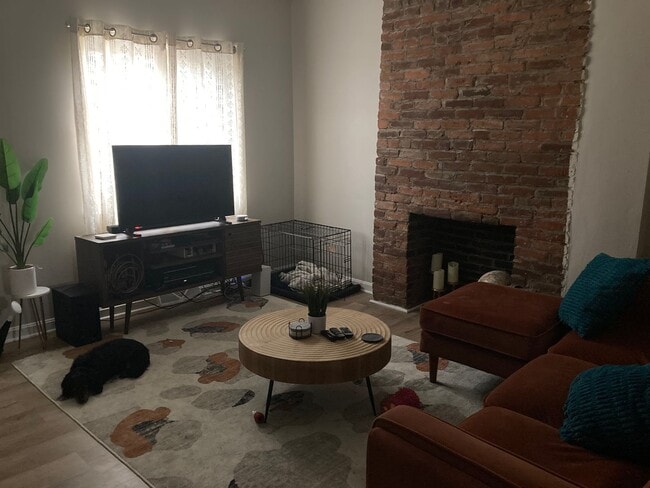 Building Photo - 2BR/1BA Townhouse in Central Northside! September 1 Move in!