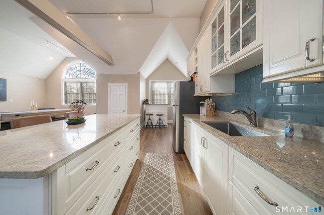 Building Photo - 50 York St