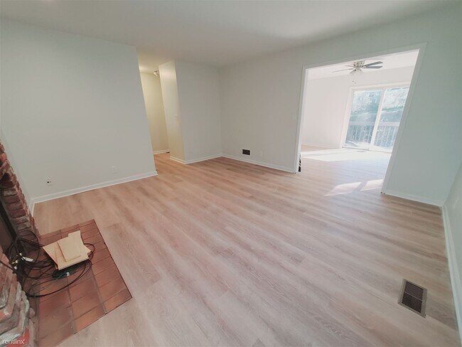 Building Photo - 2 br, 1.5 bath Townhome - 70 Columbus Pl U...