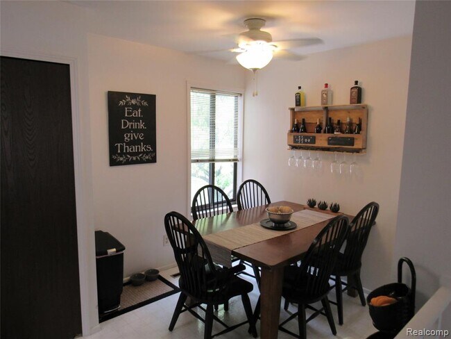 Building Photo - 2421 Golden Shores Dr