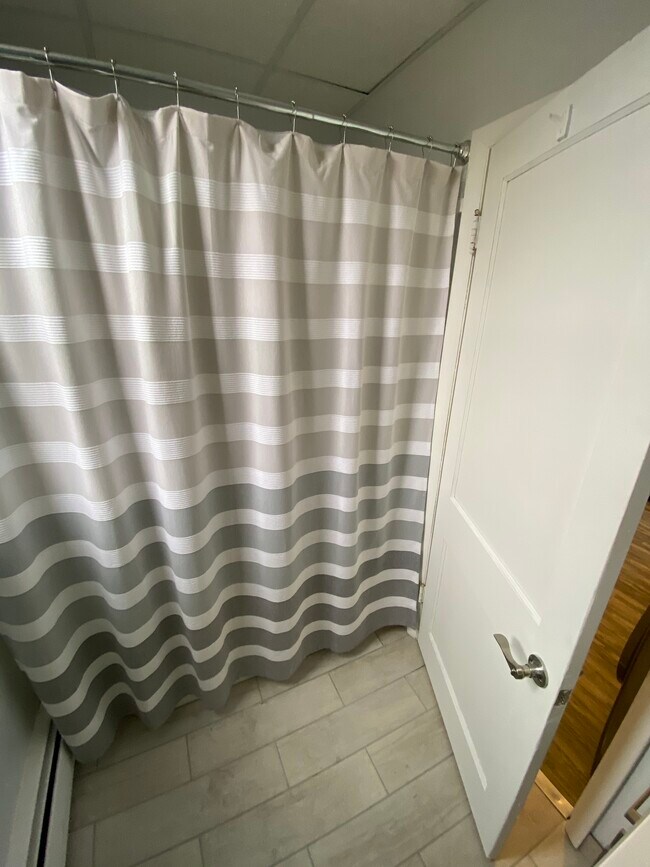 Shower - 3617 Laurel Ave