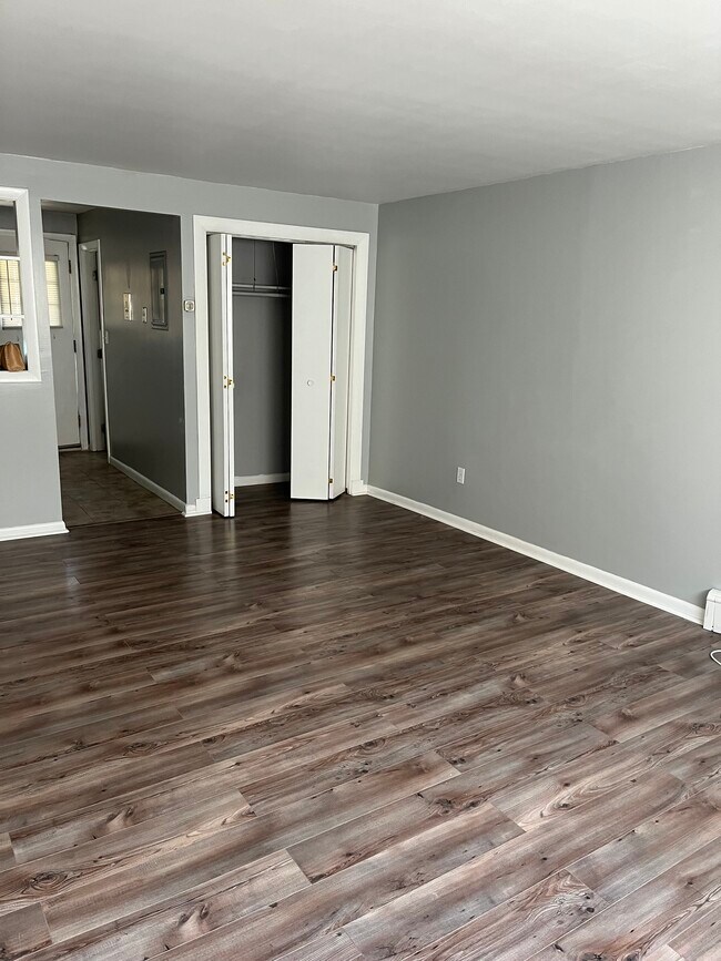 Building Photo - D2 Unit 2 Colonial Drive